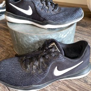NIKE SNEAKERS